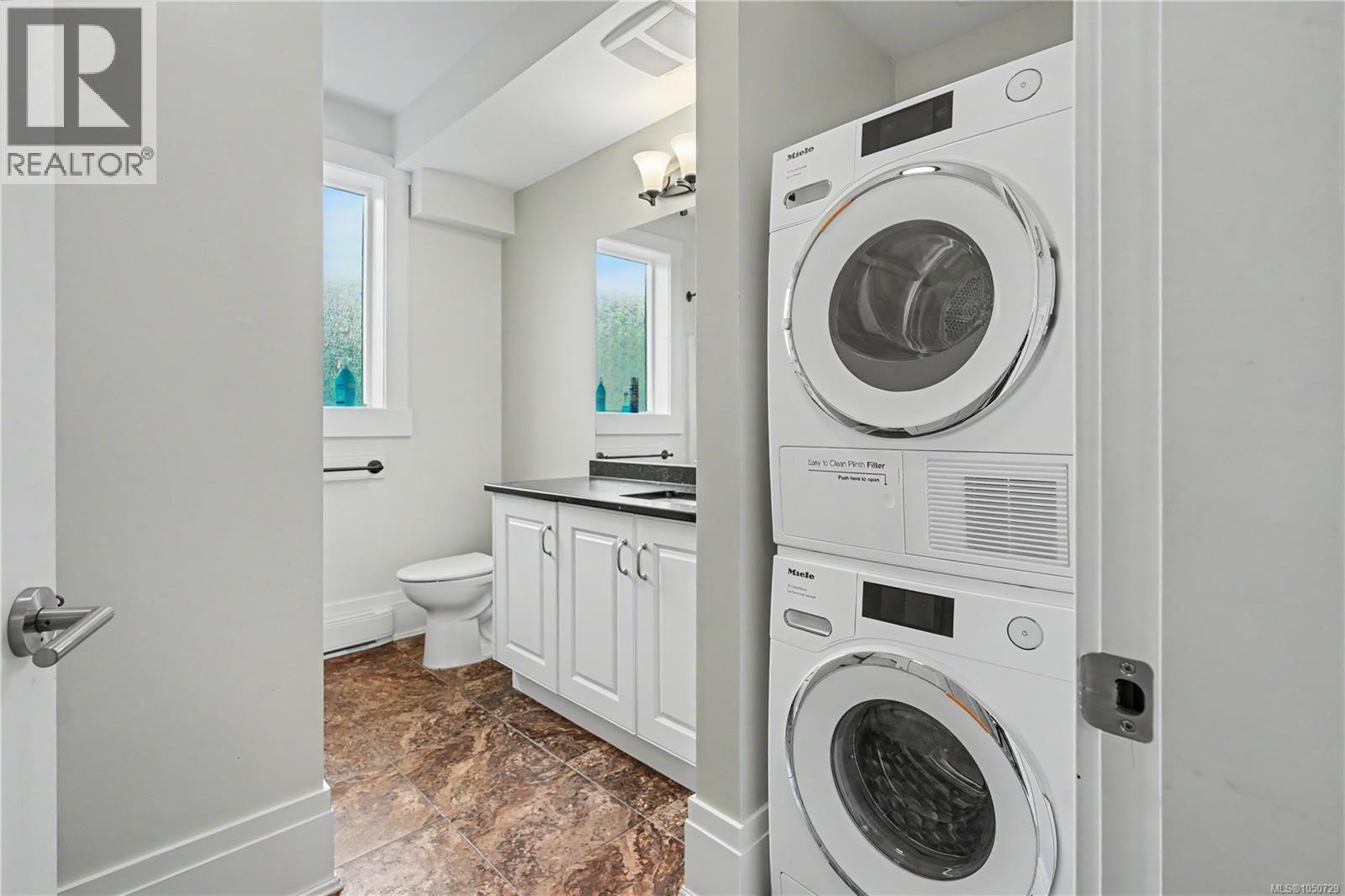 1064 Beverley Pl Property Photo 23