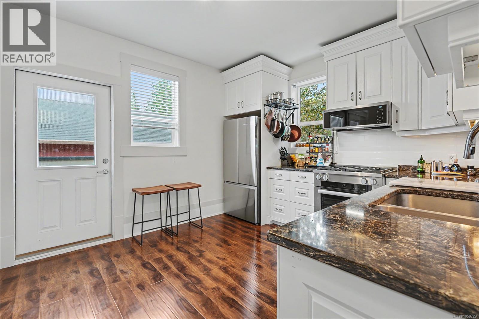1064 Beverley Pl Property Photo 24