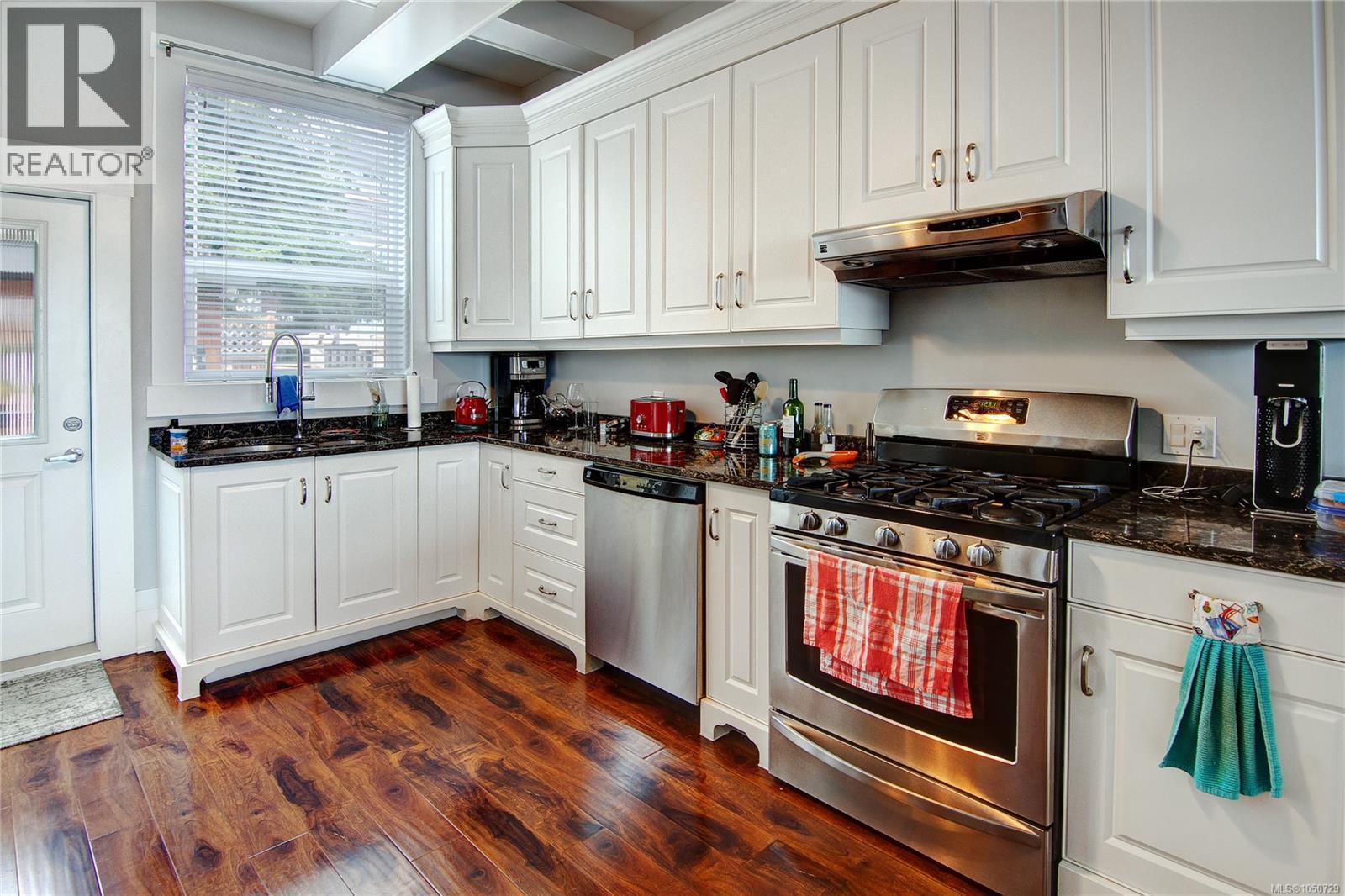 1064 Beverley Pl Property Photo 30