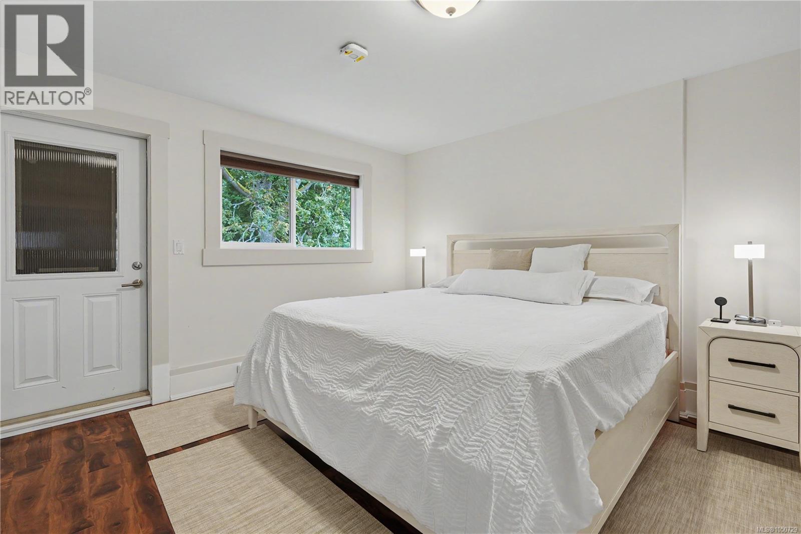 1064 Beverley Pl Property Photo 33