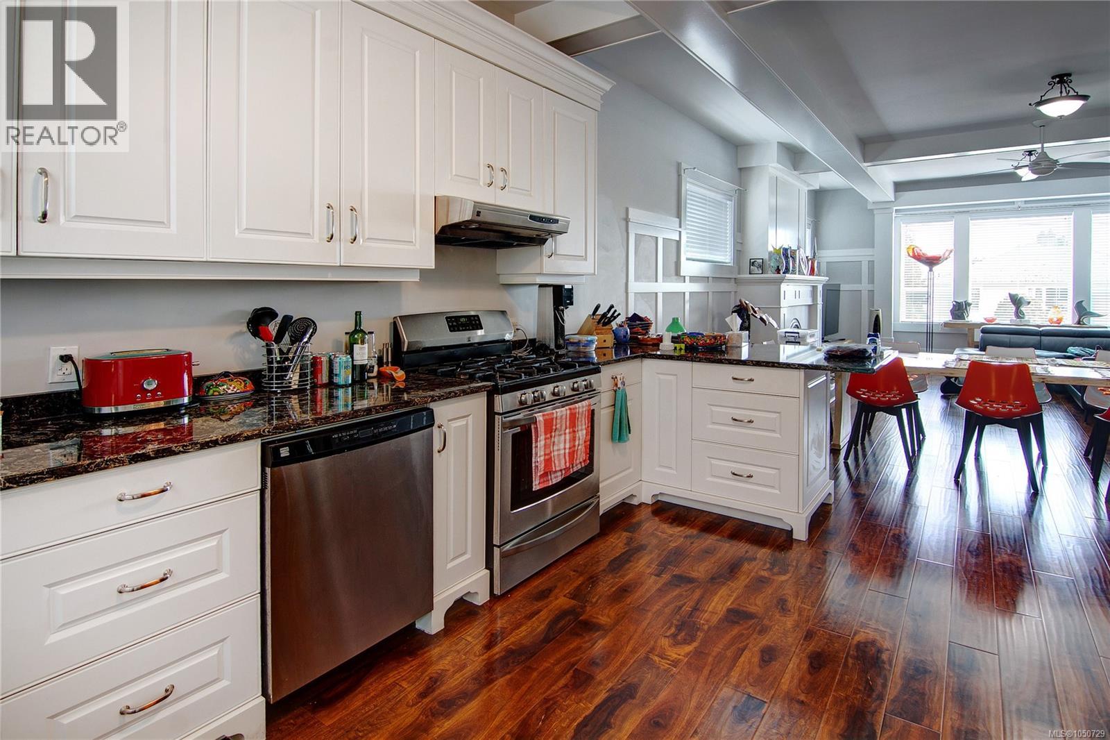 1064 Beverley Pl Property Photo 34