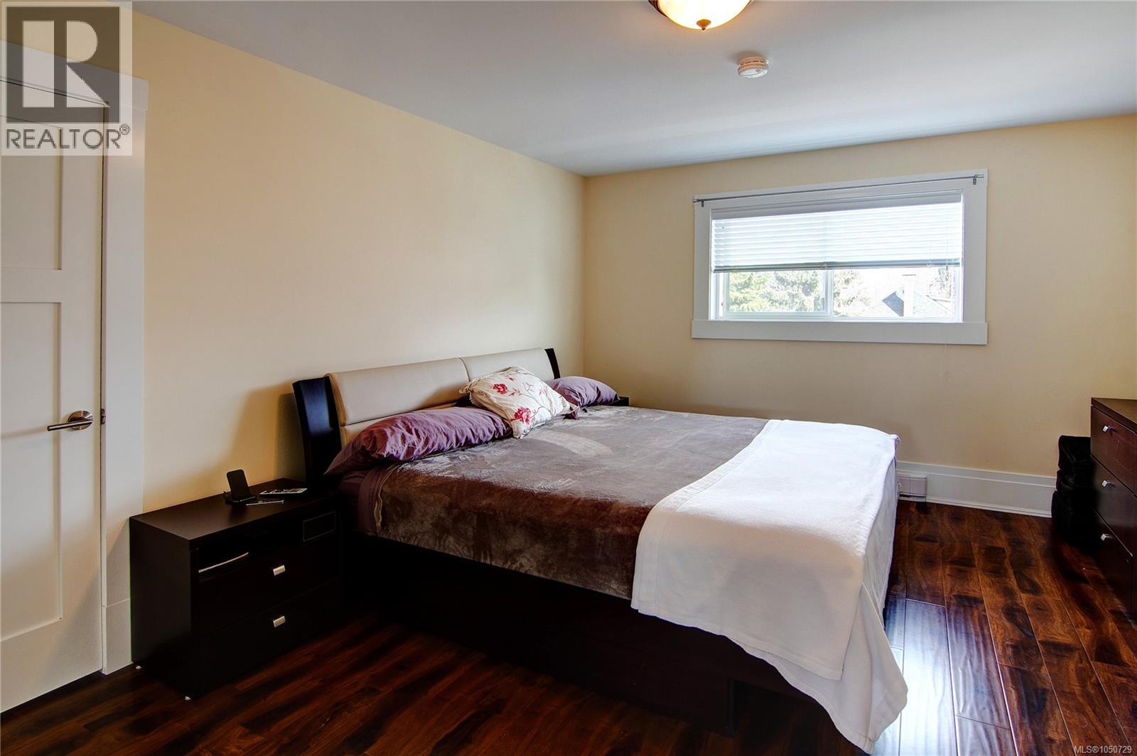 1064 Beverley Pl Property Photo 50