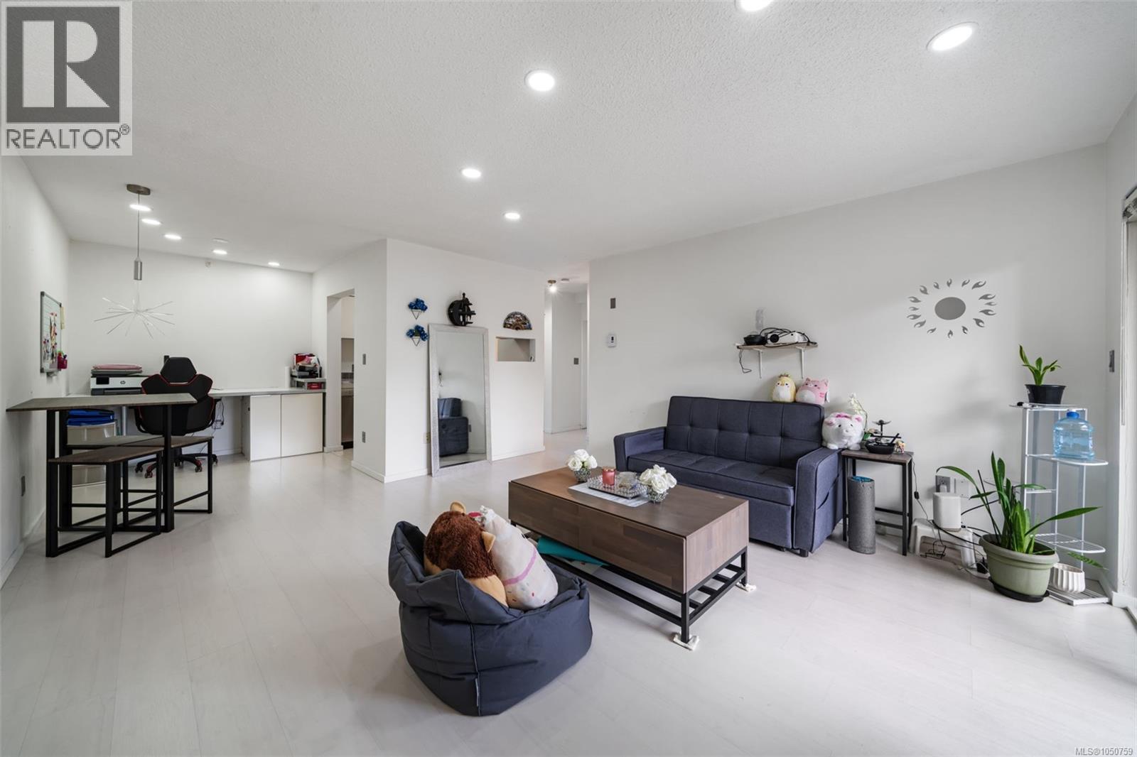 105 2757 Quadra St Property Photo 4