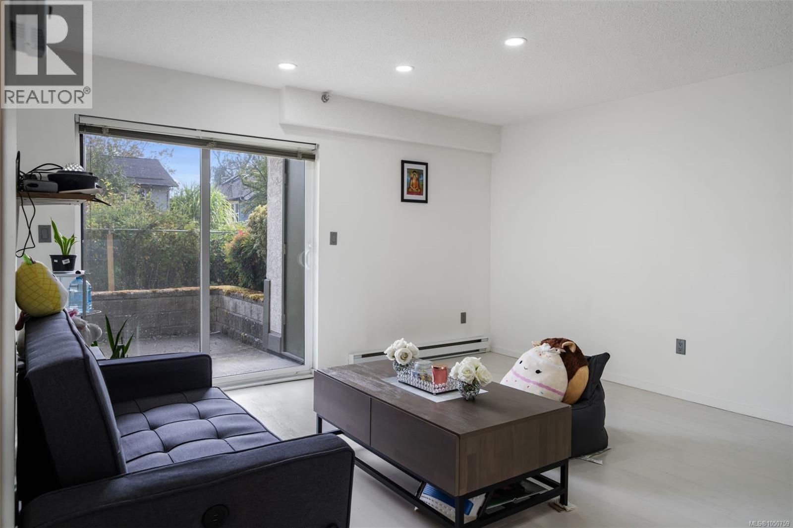 105 2757 Quadra St Property Photo 5