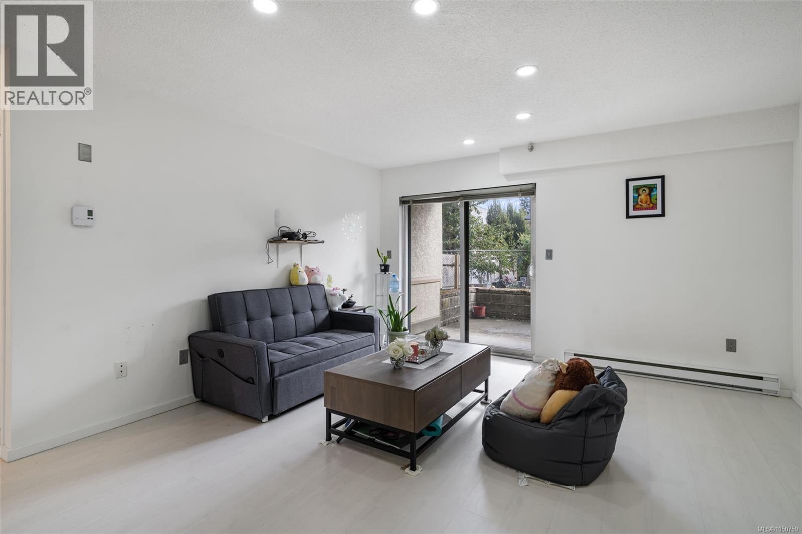 105 2757 Quadra St Property Photo 6