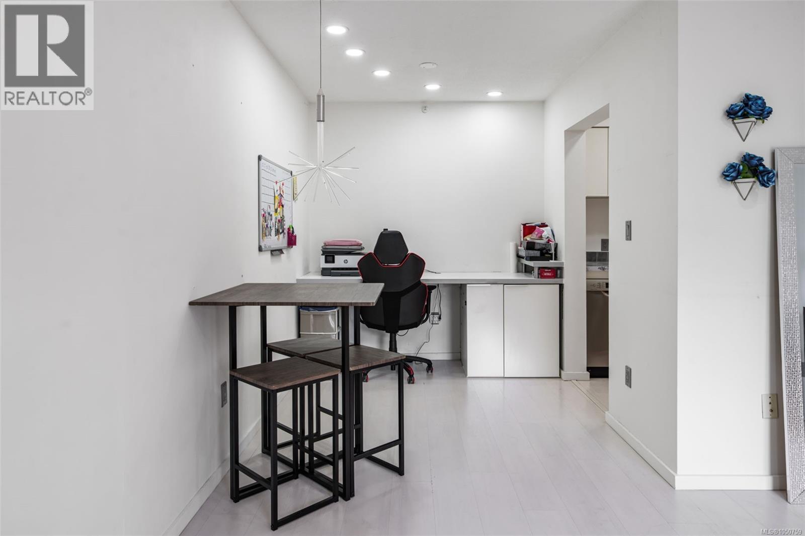 105 2757 Quadra St Property Photo 8