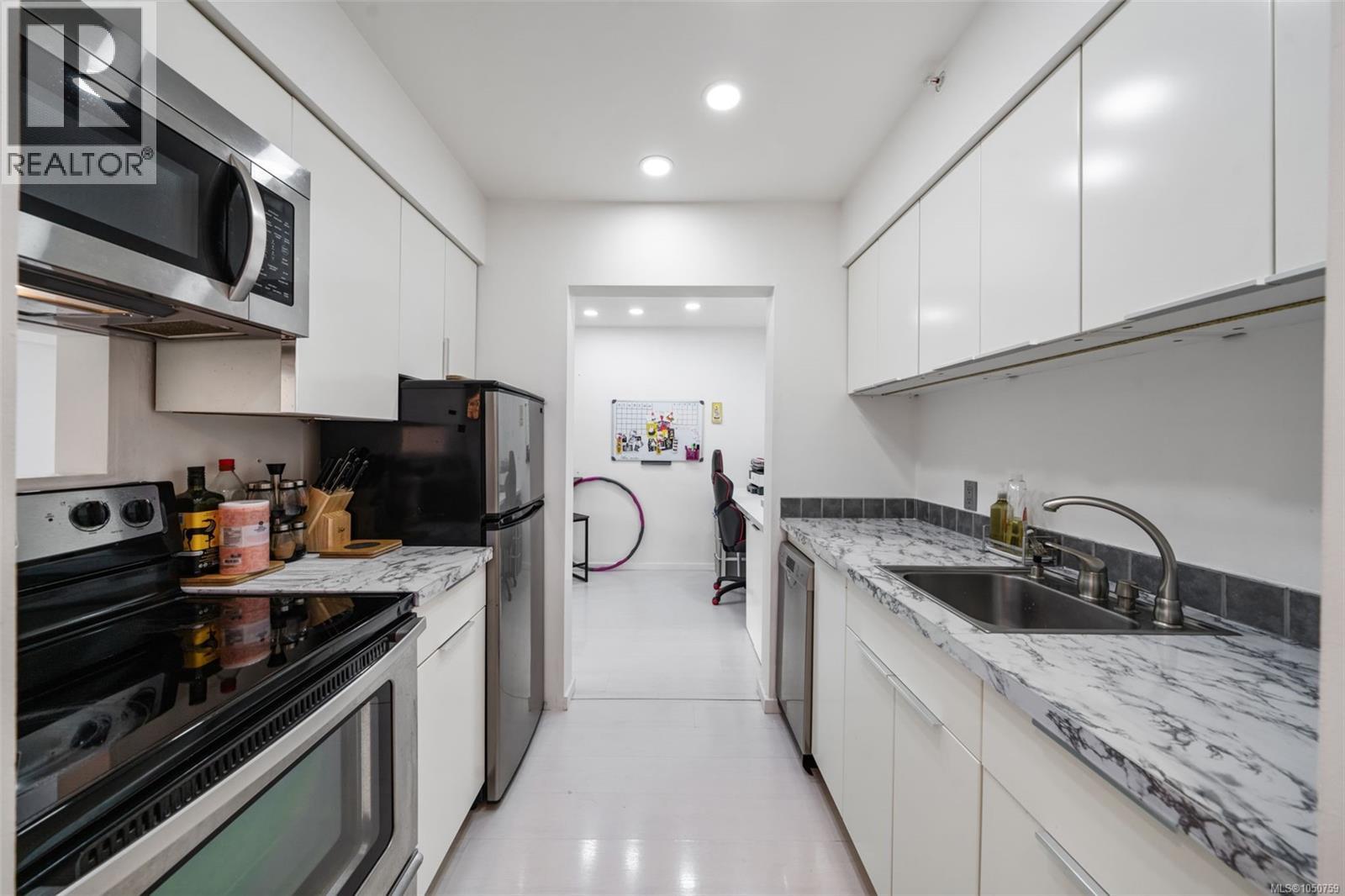 105 2757 Quadra St Property Photo 11