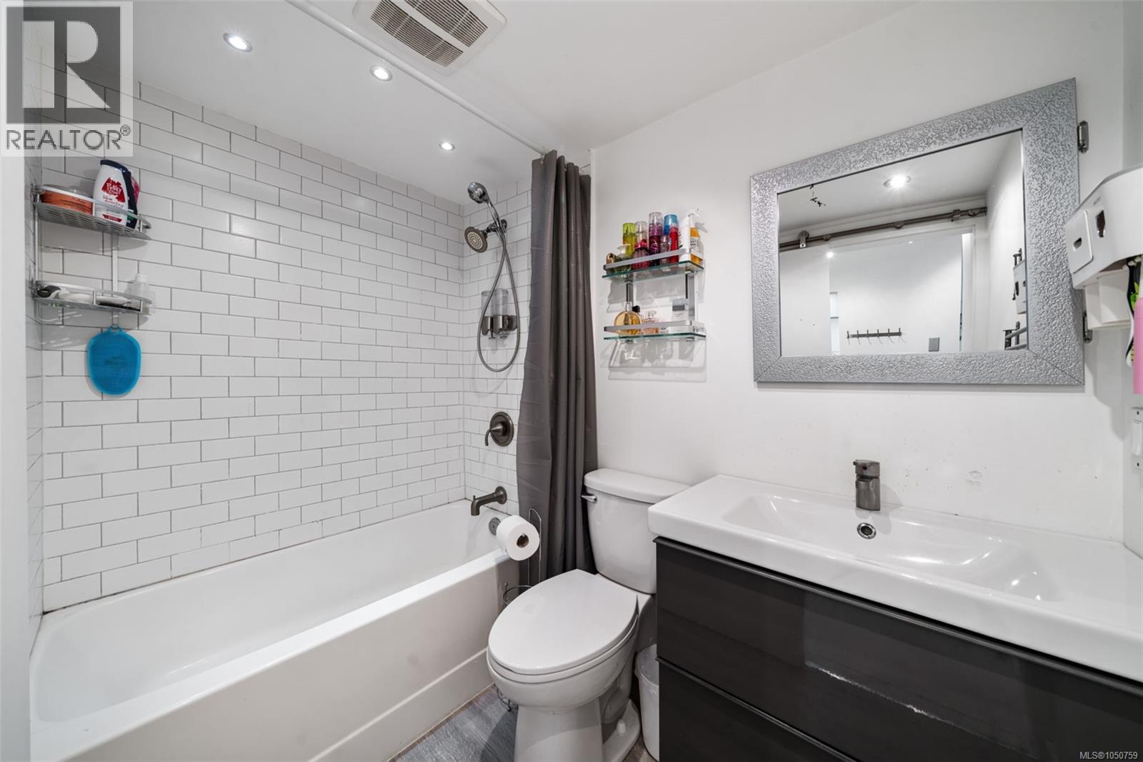 105 2757 Quadra St Property Photo 13