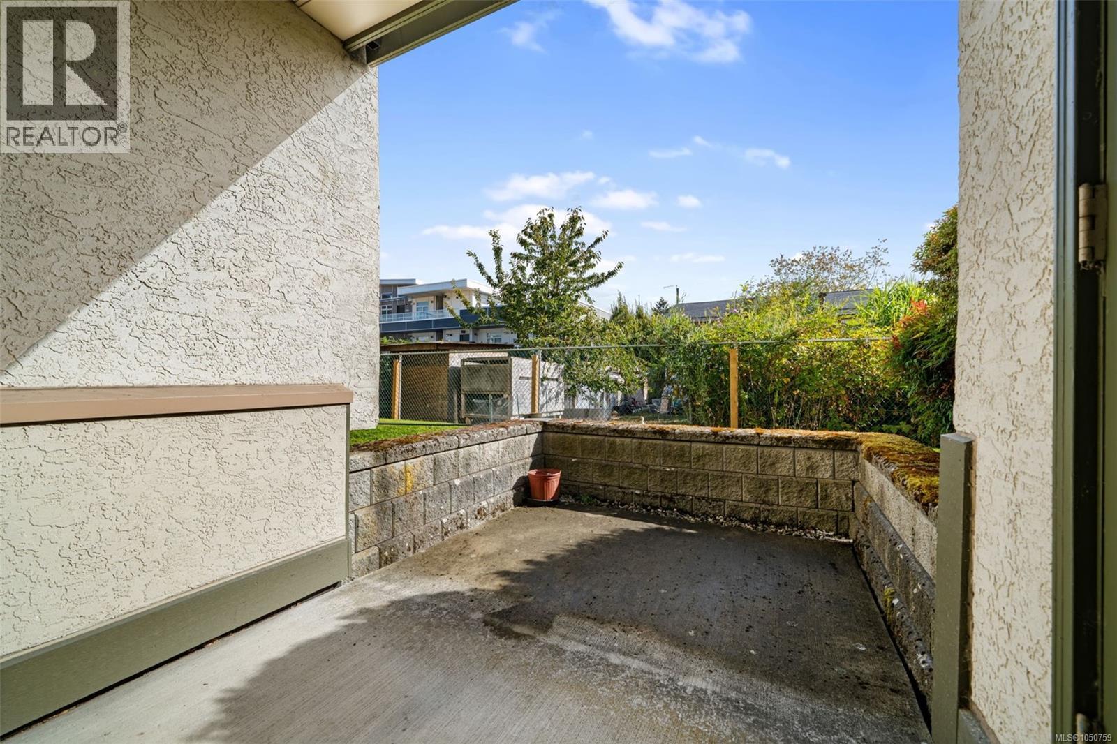 105 2757 Quadra St Property Photo 14