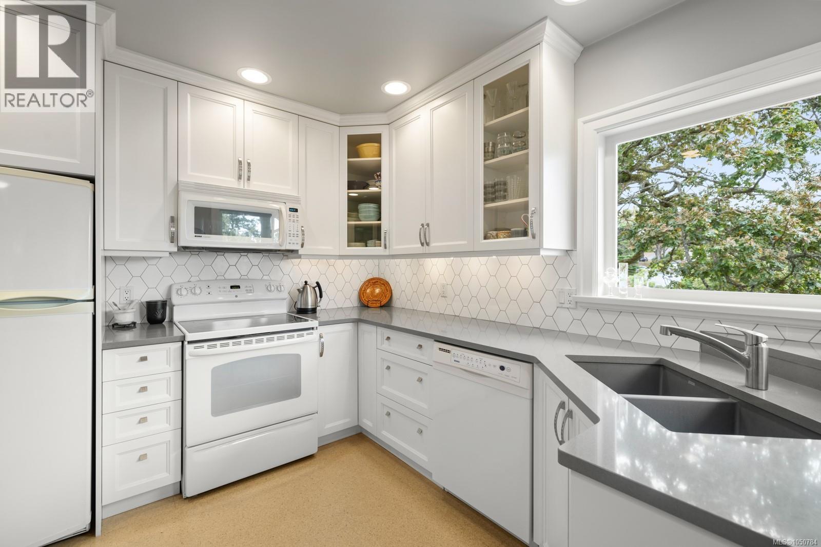 3358 Cook St Property Photo 14
