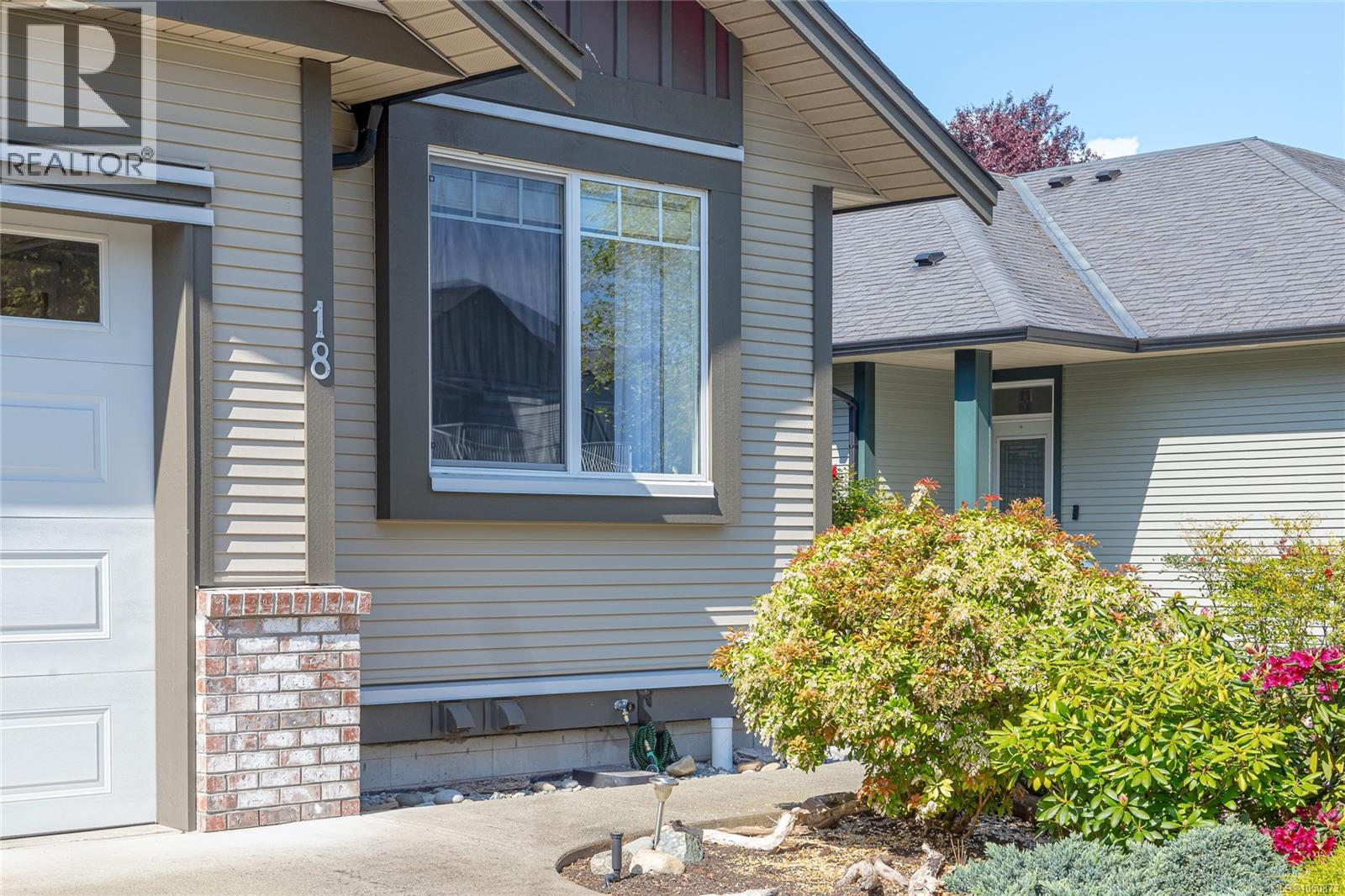 18 3110 Cook St Property Photo 7