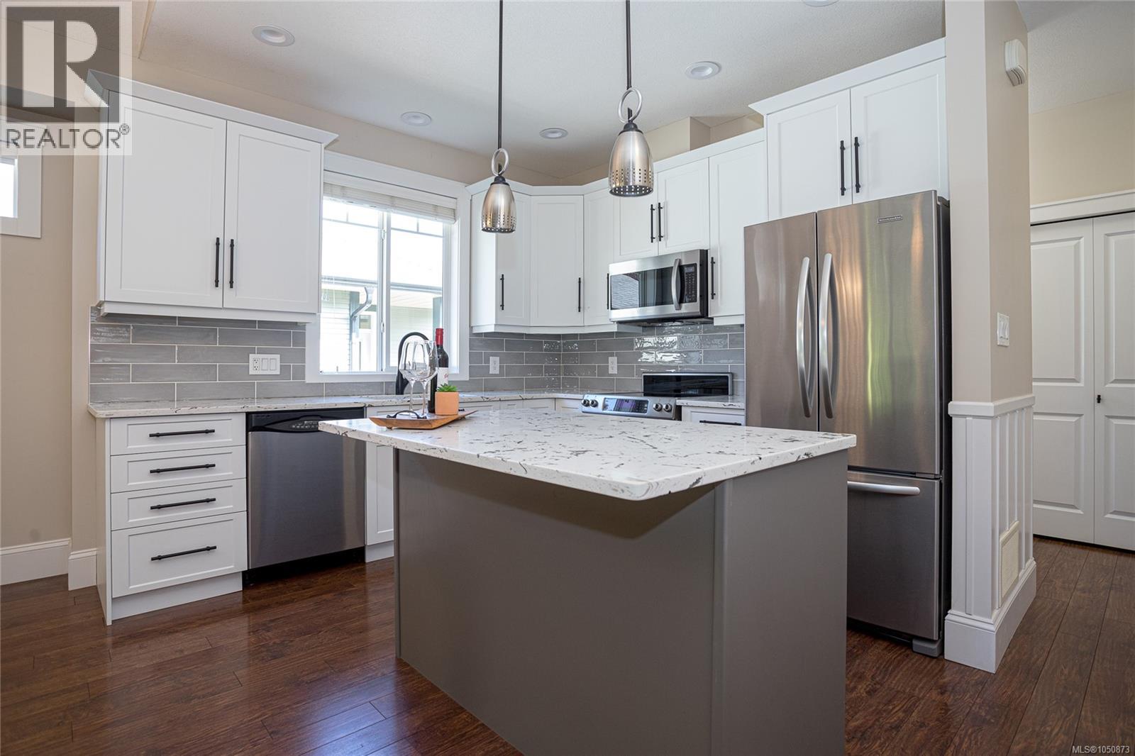 18 3110 Cook St Property Photo 14
