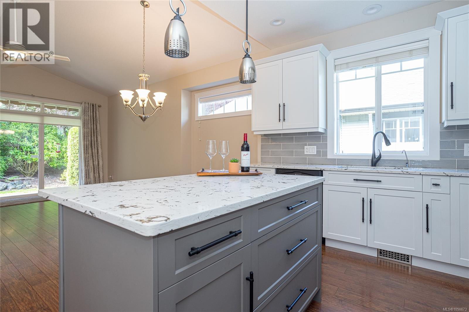 18 3110 Cook St Property Photo 15