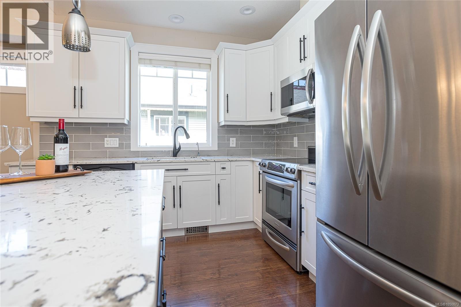 18 3110 Cook St Property Photo 16