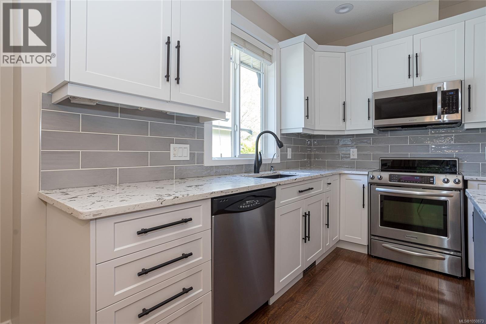 18 3110 Cook St Property Photo 17