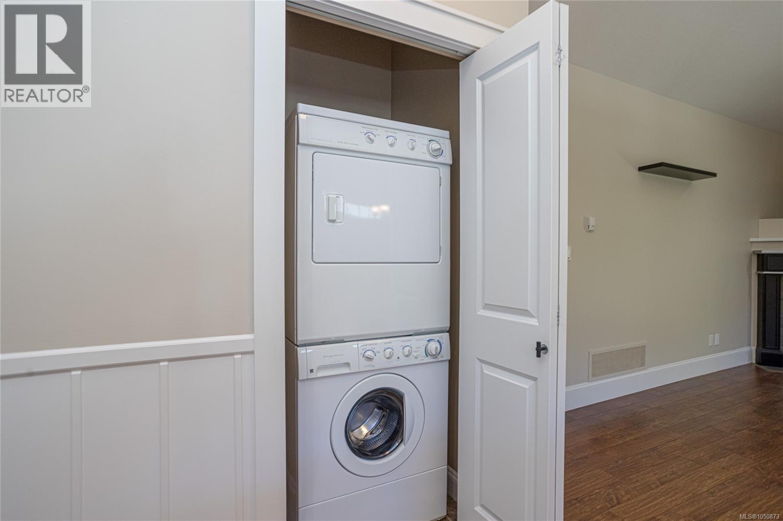 18 3110 Cook St Property Photo 24