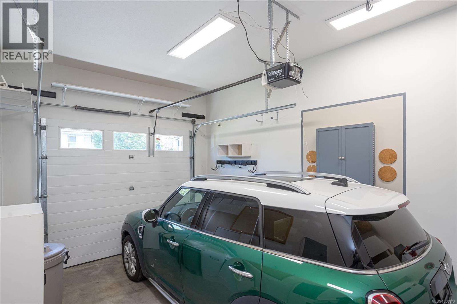 18 3110 Cook St Property Photo 25