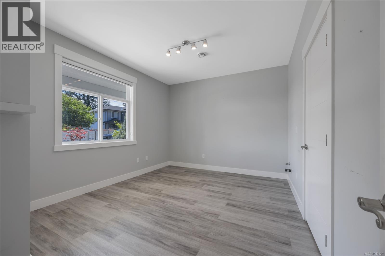 267 Golden Oaks Cres Property Photo 40