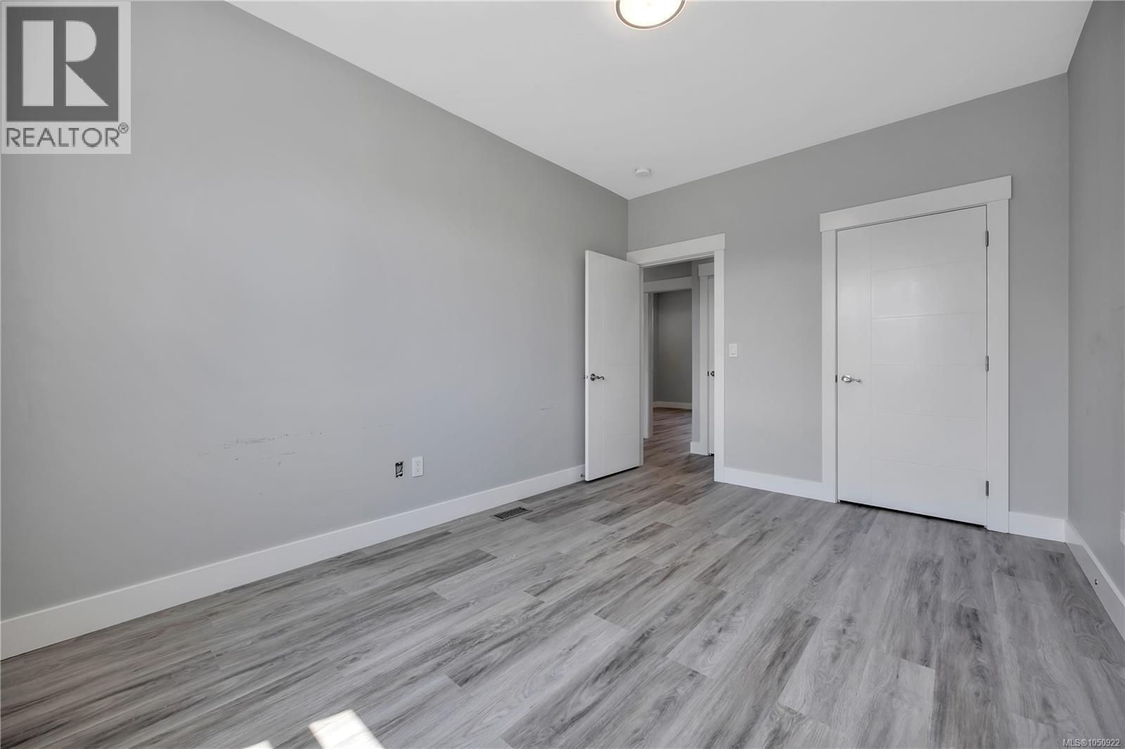 267 Golden Oaks Cres Property Photo 41