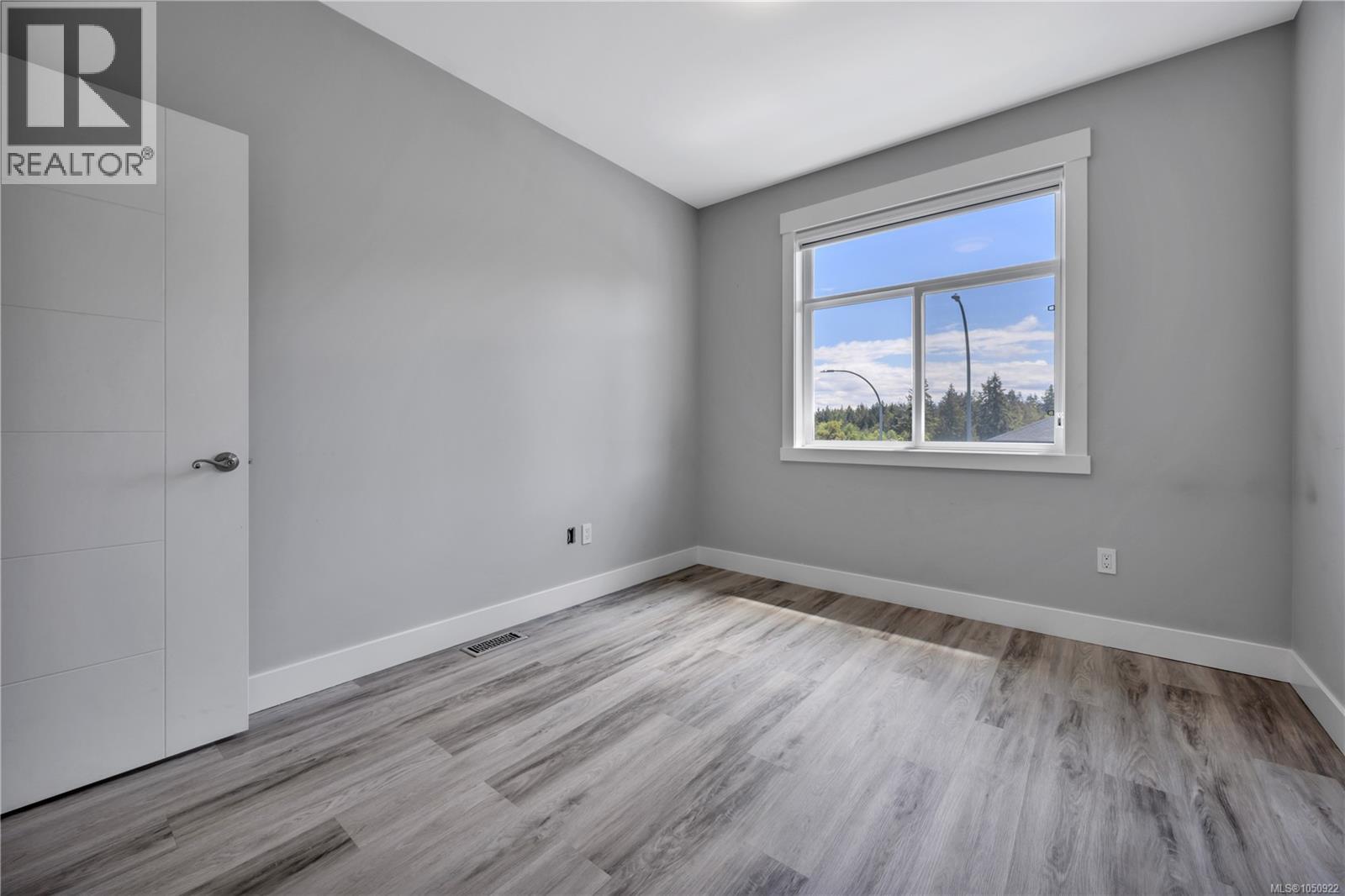 267 Golden Oaks Cres Property Photo 43