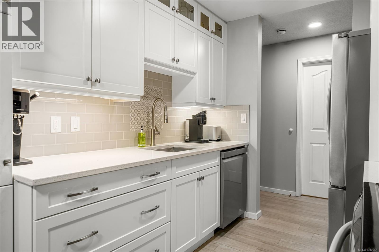 212 2520 Wark St Property Photo 6
