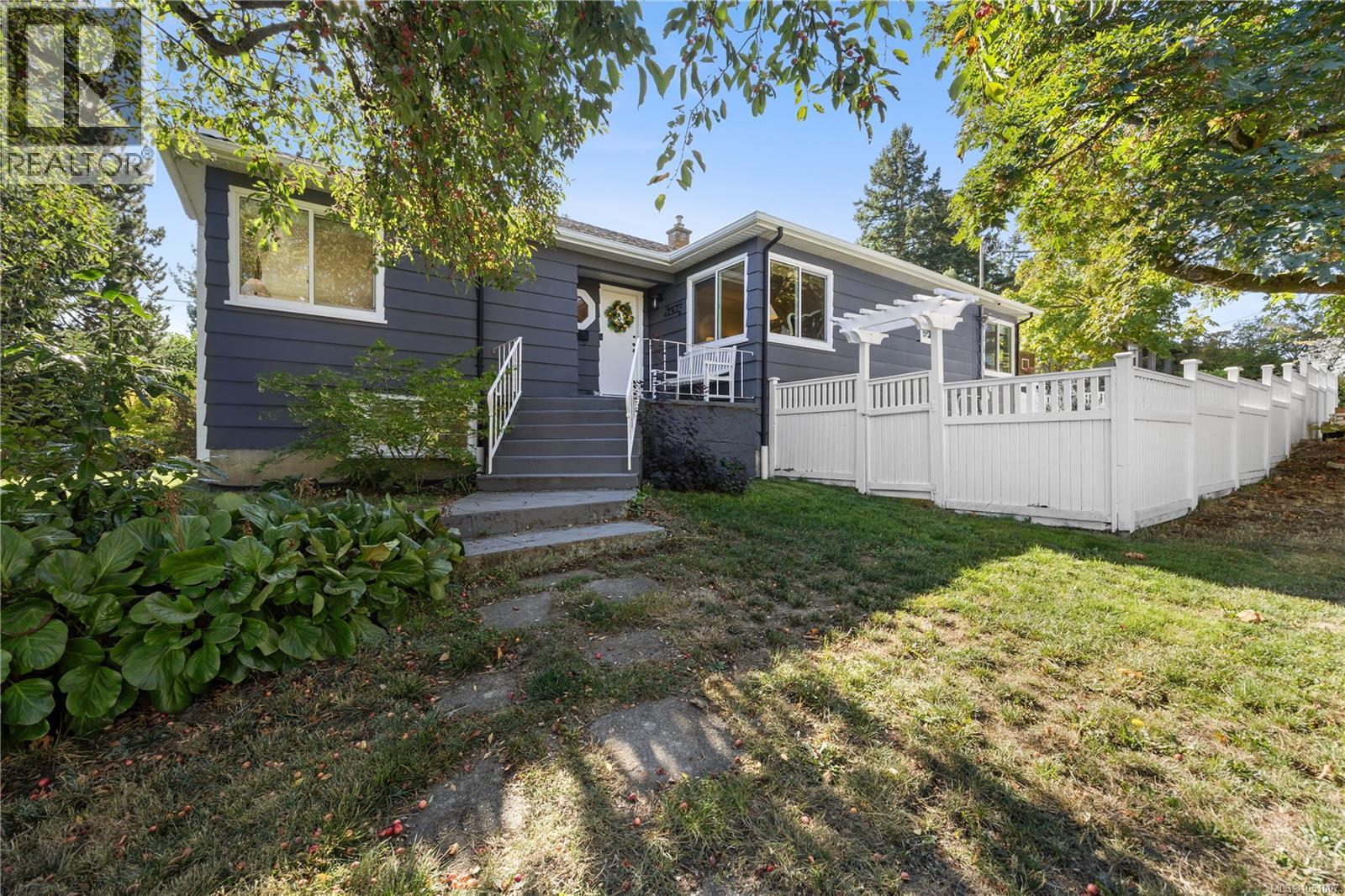 741 Cowper St Property Photo 1