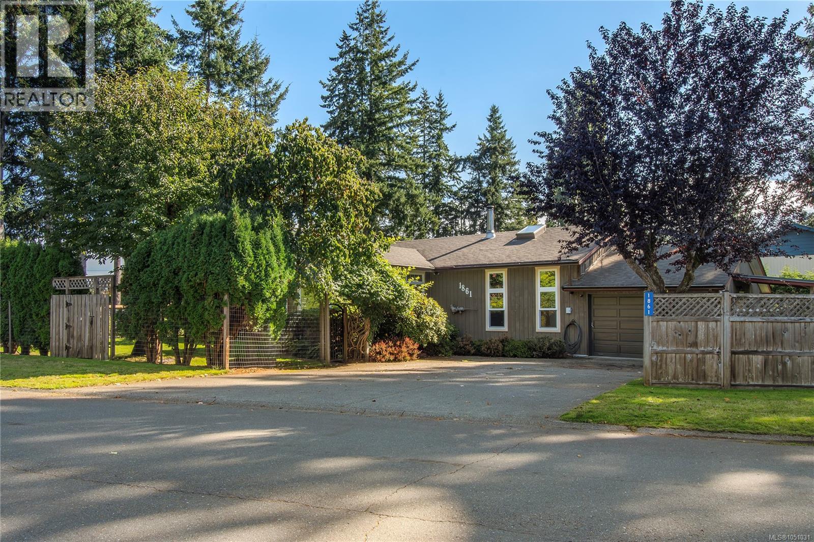 1861 Carlyle Cres Property Photo 1