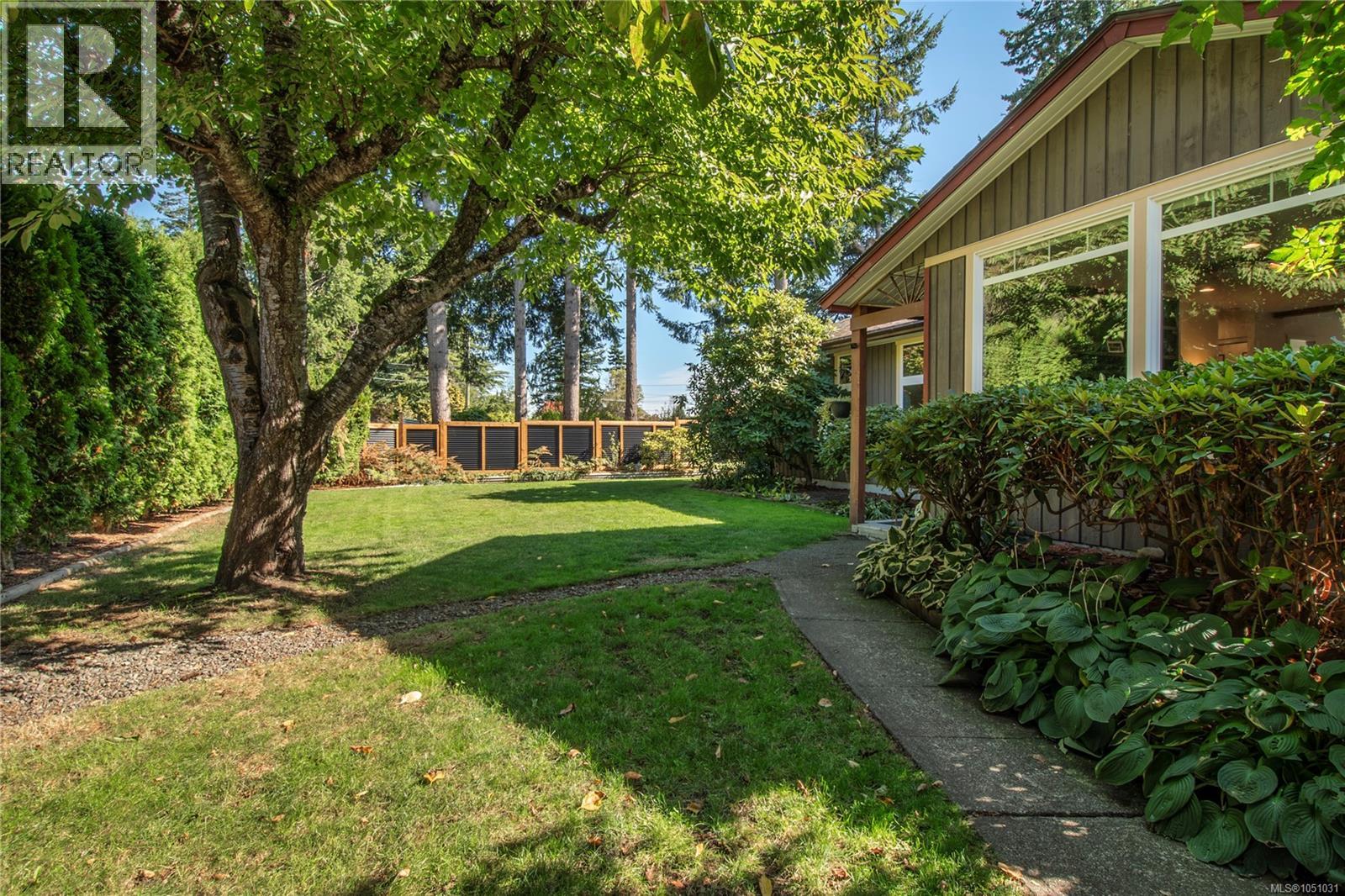 1861 Carlyle Cres Property Photo 3