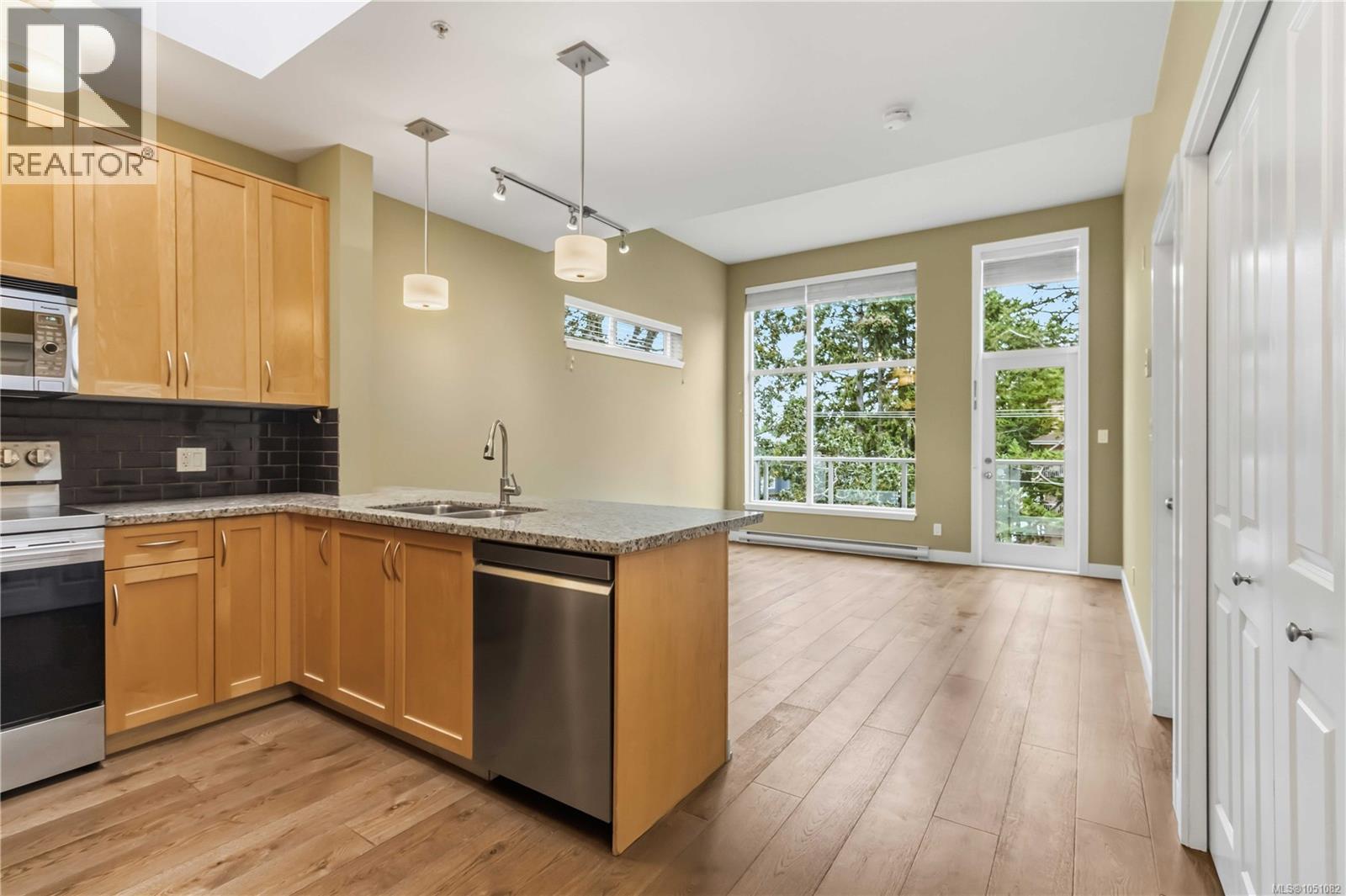 410 611 Goldstream Ave Property Photo 7