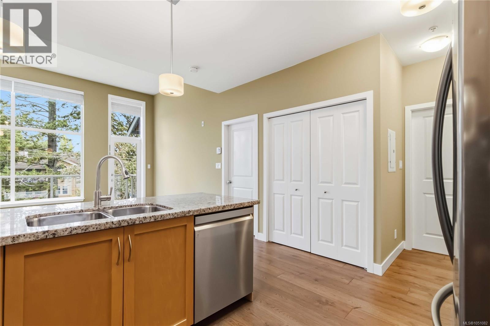 410 611 Goldstream Ave Property Photo 18