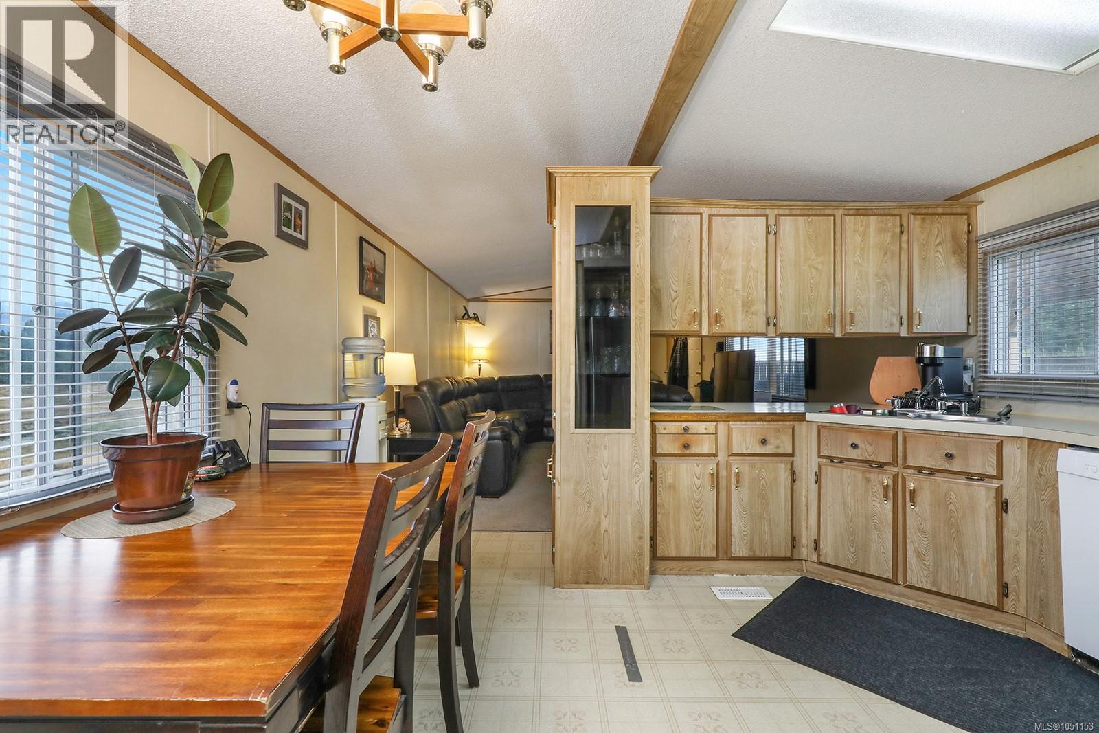7561 Howard Rd Property Photo 13