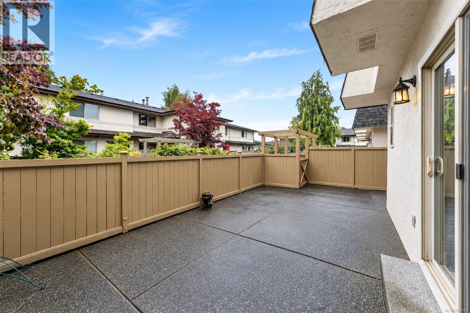 43 4061 Larchwood Dr Property Photo 3