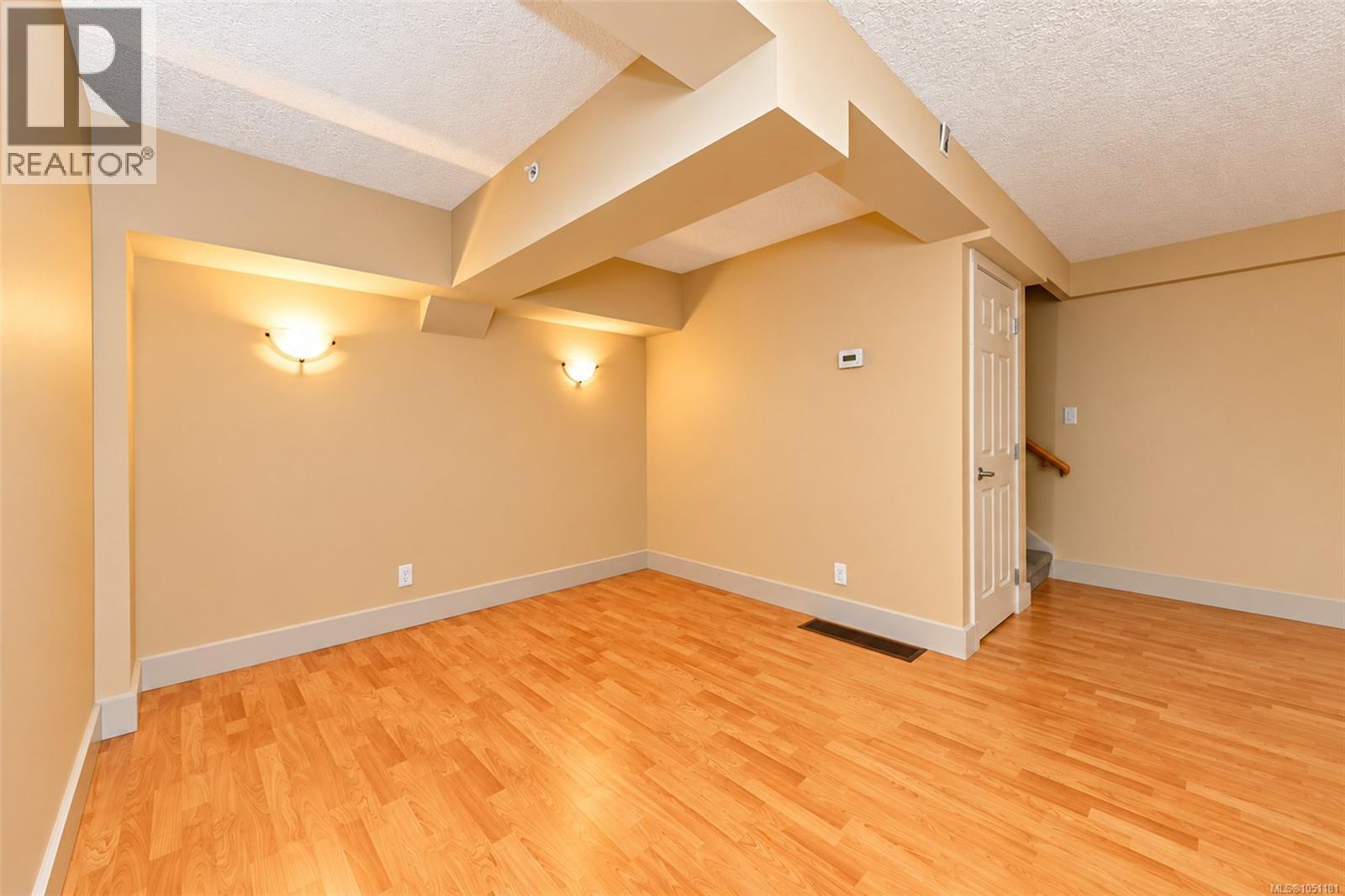 43 4061 Larchwood Dr Property Photo 10