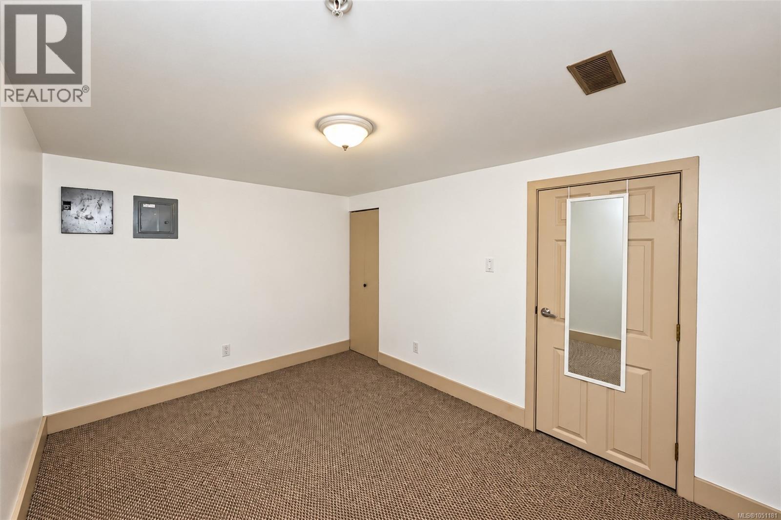 43 4061 Larchwood Dr Property Photo 15