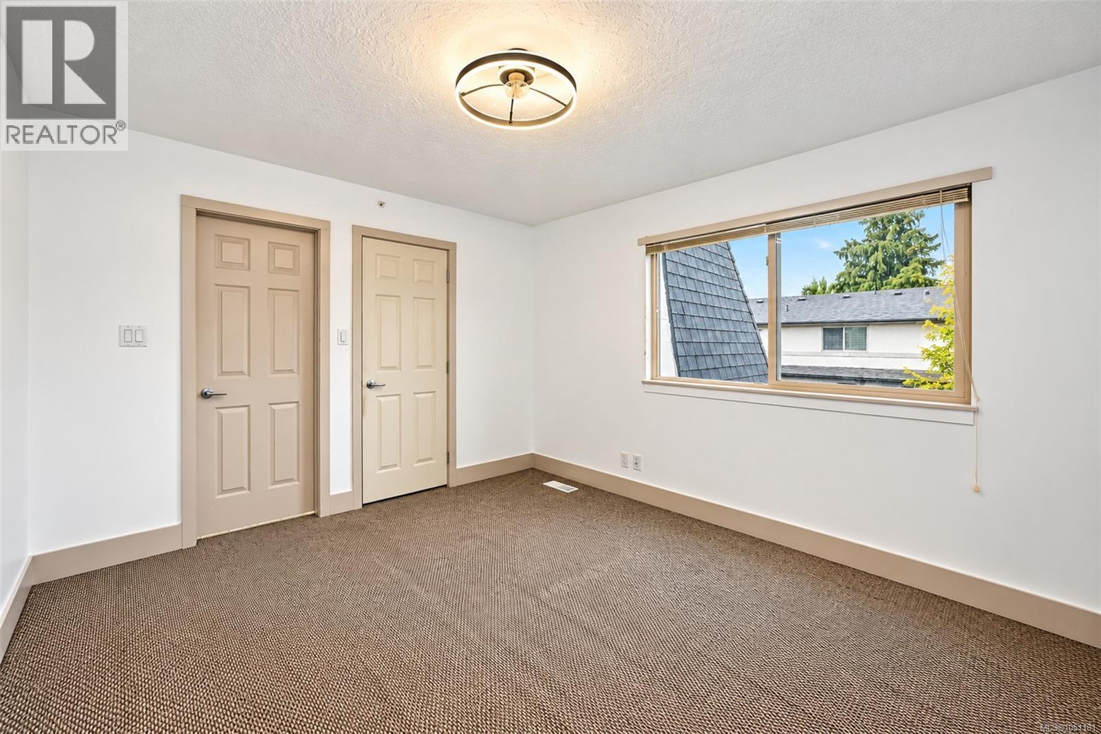 43 4061 Larchwood Dr Property Photo 21