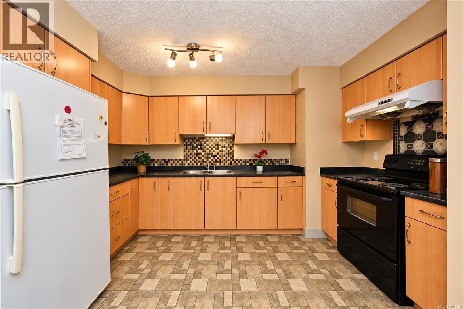 43 4061 Larchwood Dr Property Photo 24