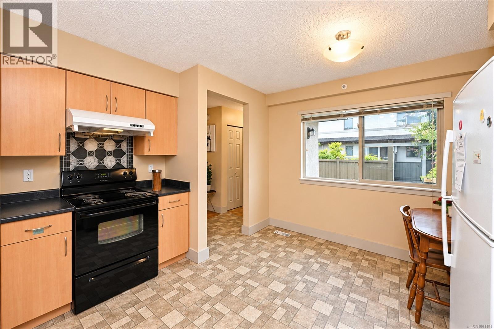 43 4061 Larchwood Dr Property Photo 25