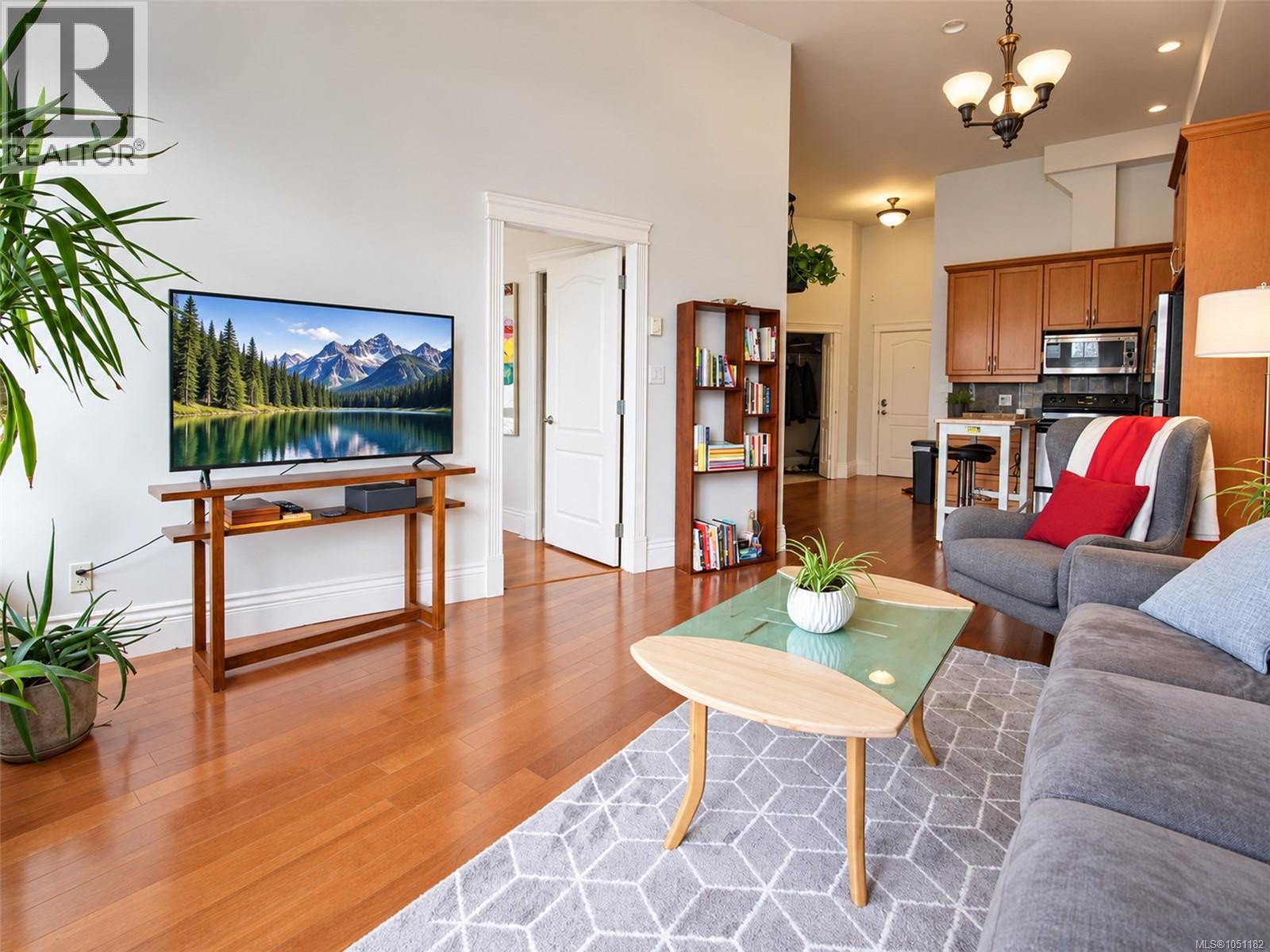 407 1602 Quadra St Property Photo 2