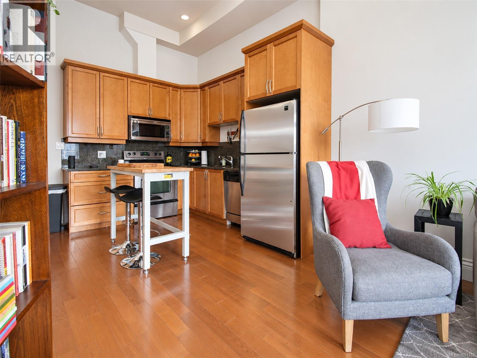 407 1602 Quadra St Property Photo 6