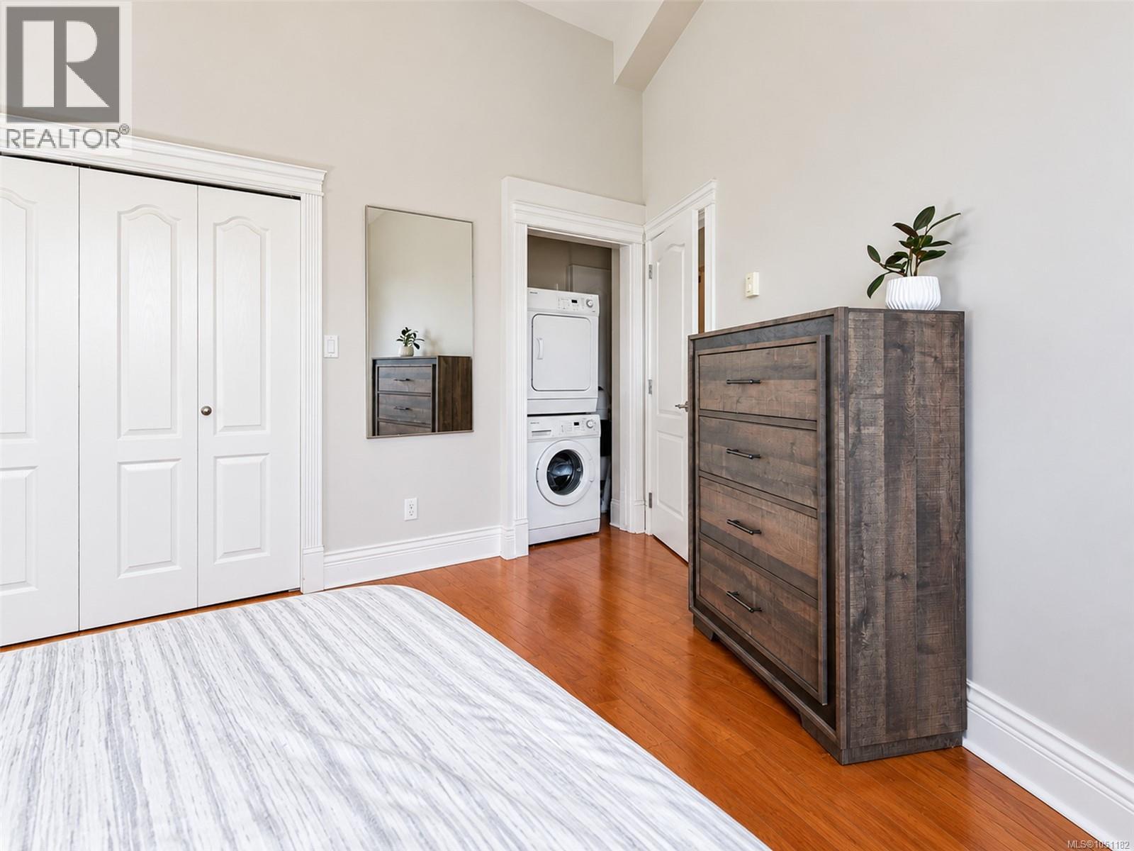407 1602 Quadra St Property Photo 11