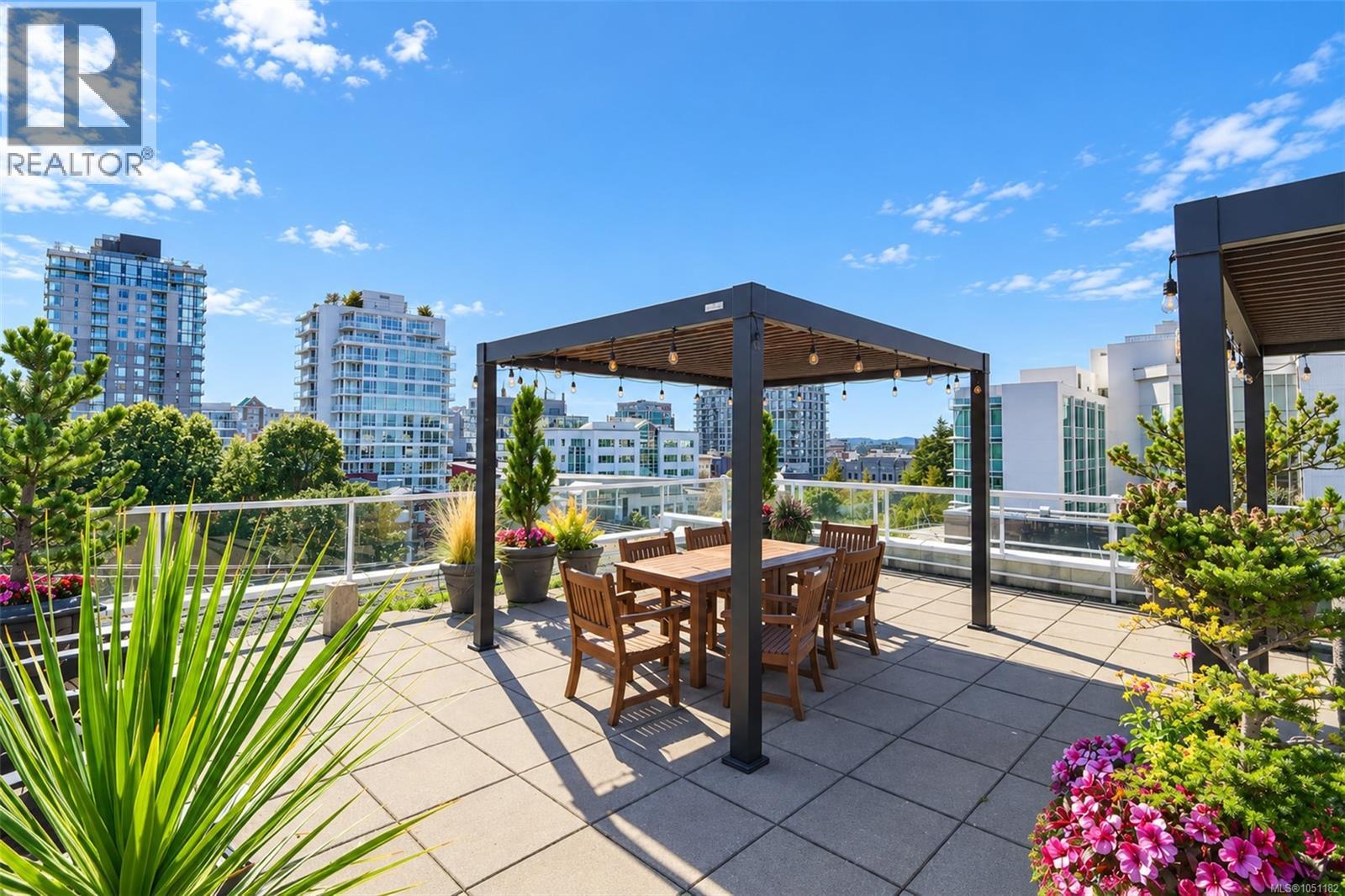 407 1602 Quadra St Property Photo 18