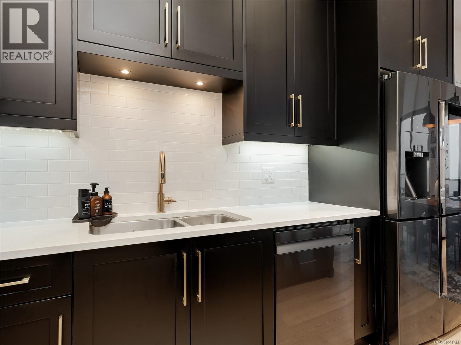 2403 Azurite Cres Property Photo 10
