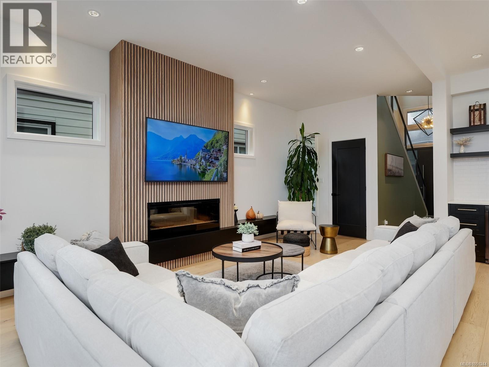 2403 Azurite Cres Property Photo 13
