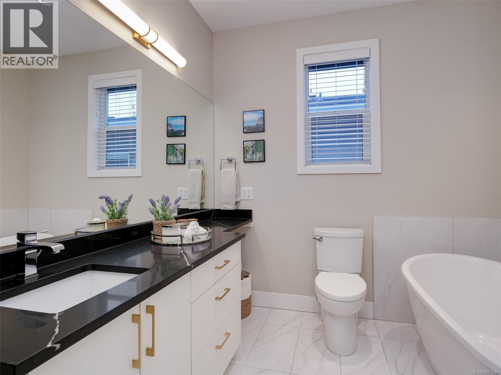 2403 Azurite Cres Property Photo 27