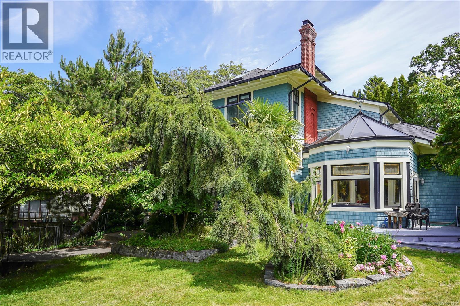 1377 Rockland Ave Property Photo 1