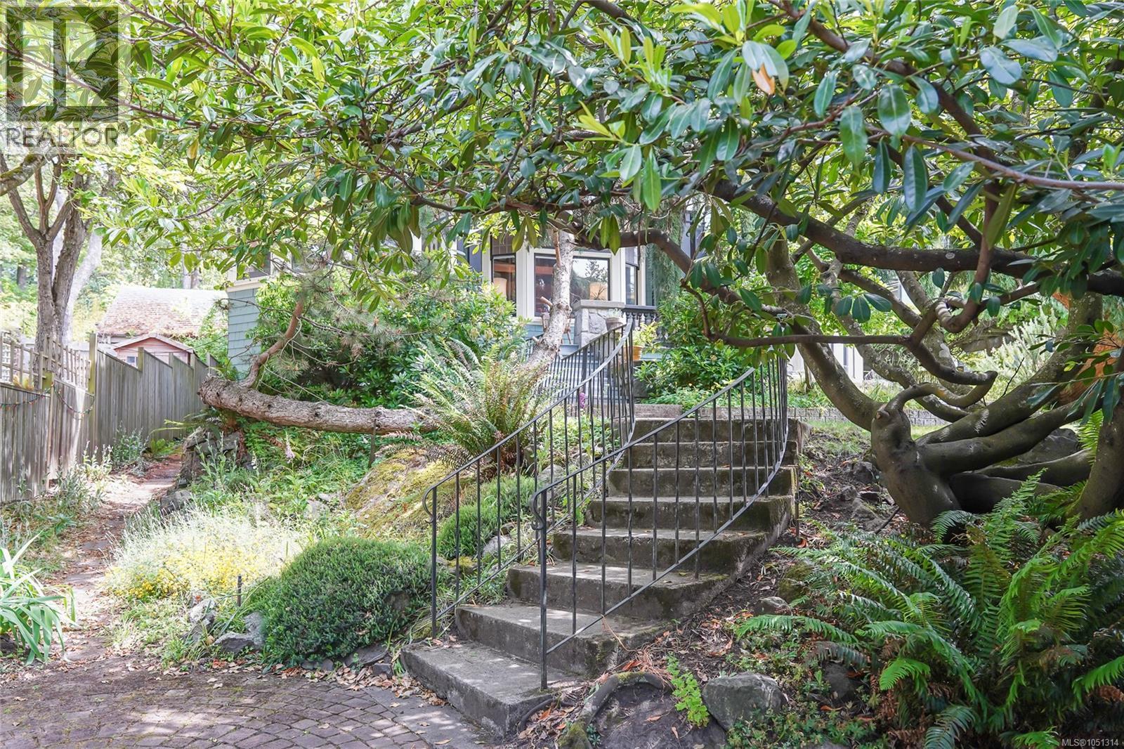 1377 Rockland Ave Property Photo 3