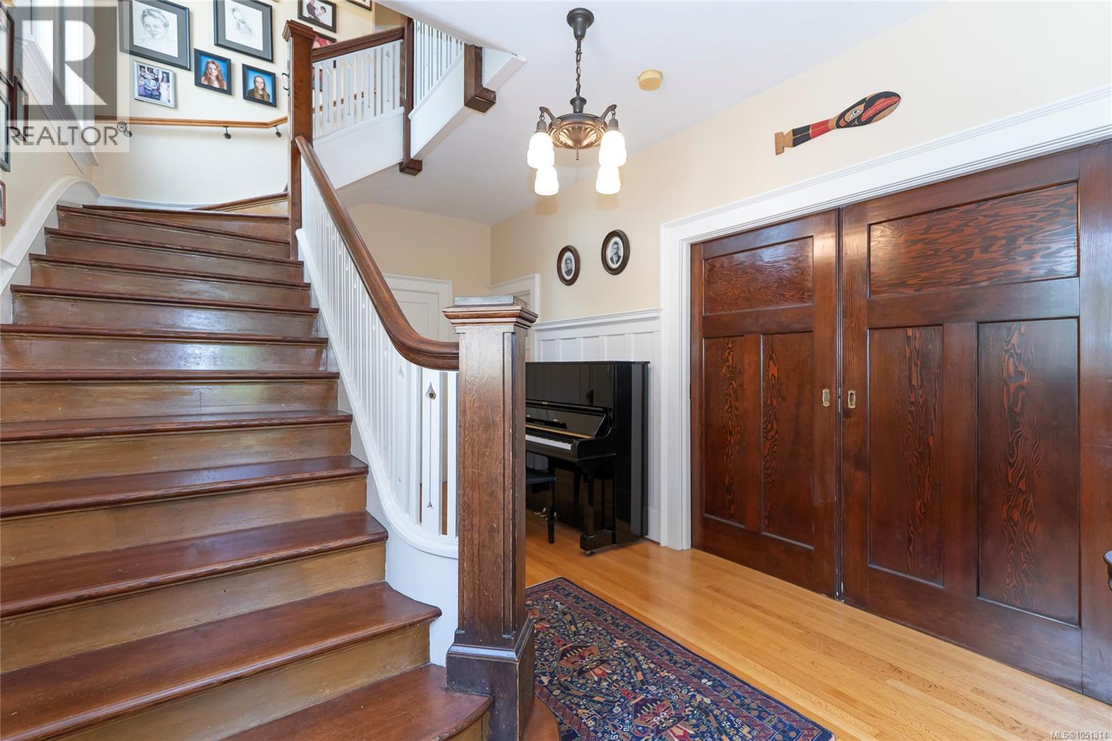 1377 Rockland Ave Property Photo 9