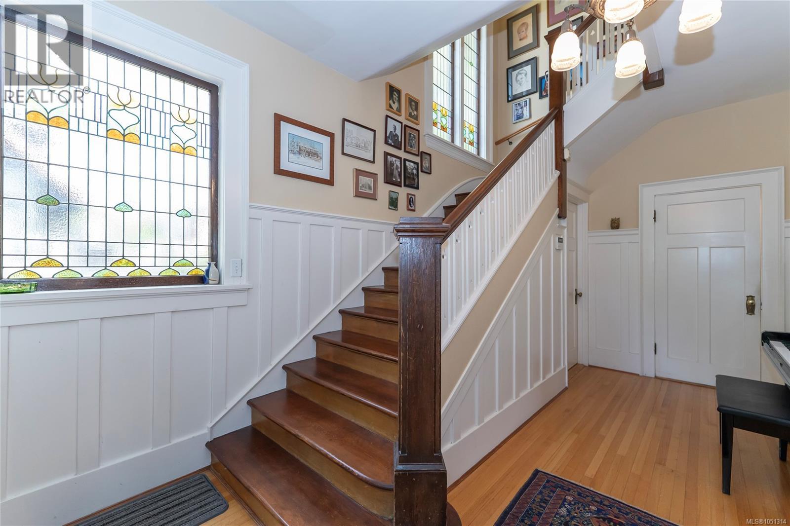 1377 Rockland Ave Property Photo 10