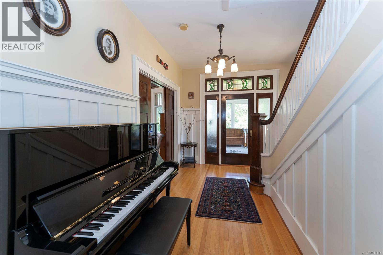 1377 Rockland Ave Property Photo 11