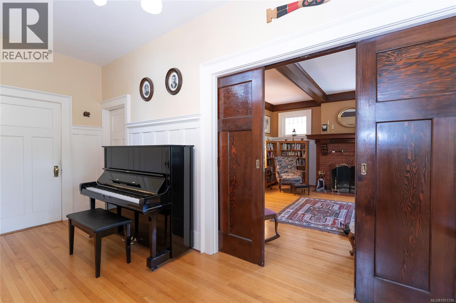 1377 Rockland Ave Property Photo 12